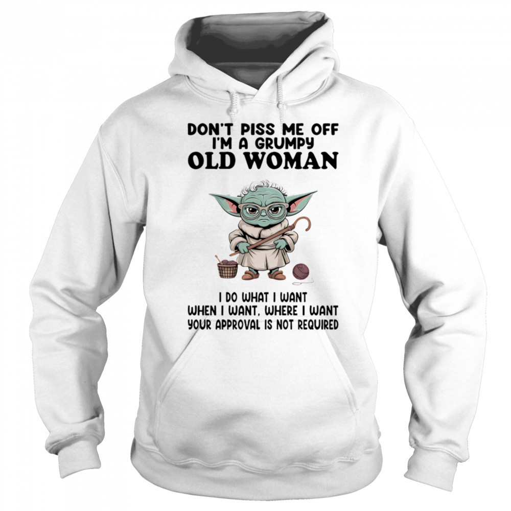 Yoda don’t piss me off I’m a grumpy old woman shirt Hoodie