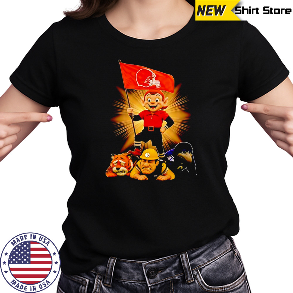 Cleveland Browns mascot standing with flag shirt Women's T-shirt