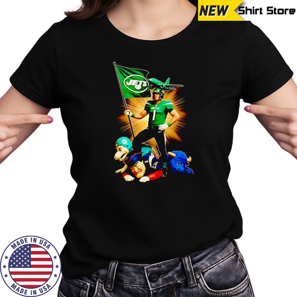 New York Jets mascot standing with flag shirt Women's T-shirt