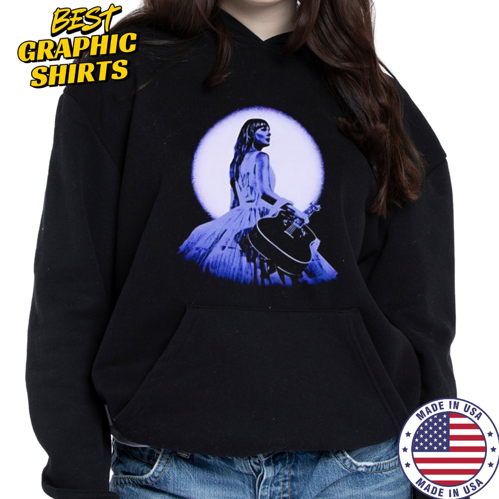 Swift holding guitar moon classic shirt Hoodie