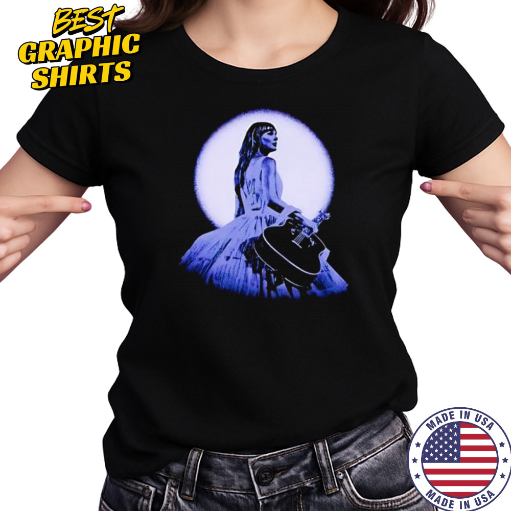 Swift holding guitar moon classic shirt Women's T-shirt