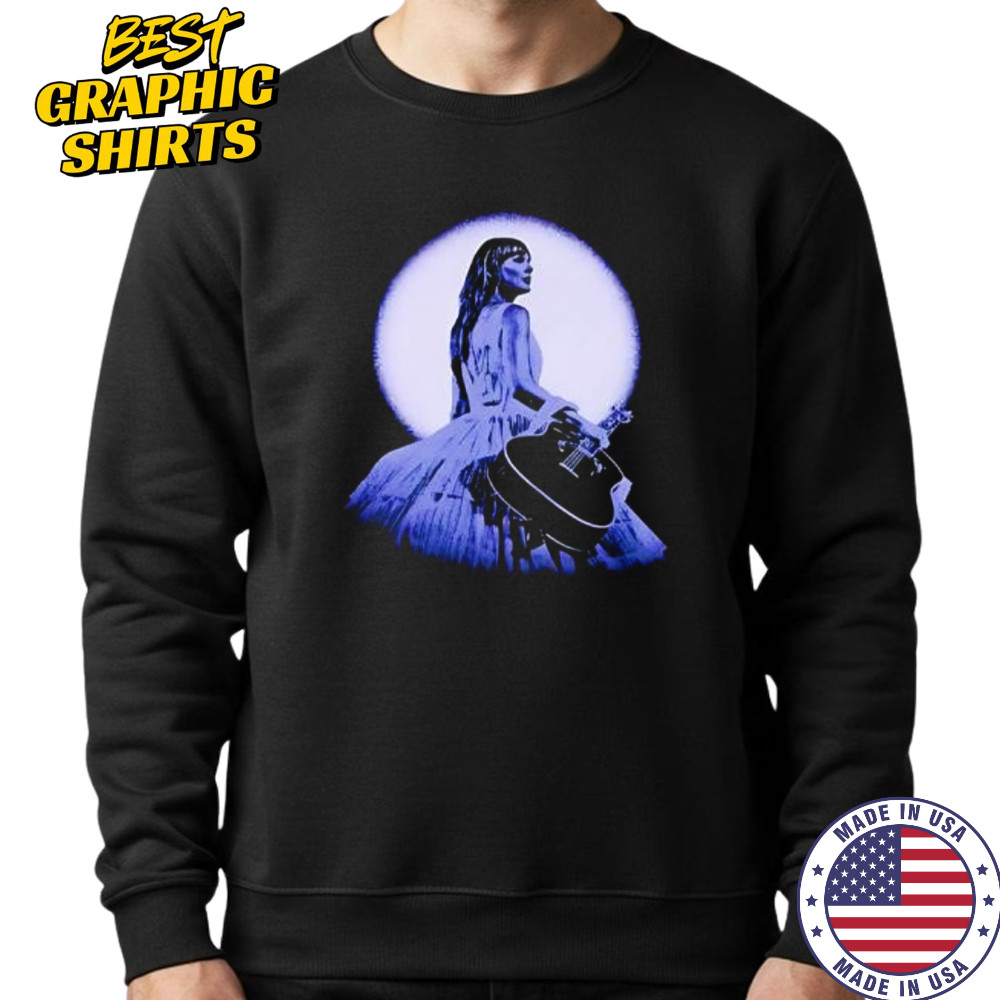 Swift holding guitar moon classic shirt Sweatshirt