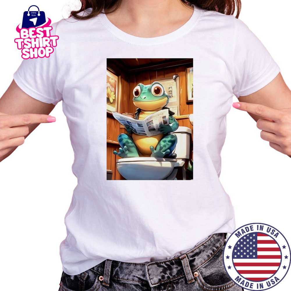 Green Gecko reads Morning Newspaper Rustic Wood Bathroom shirt Women's T-shirt